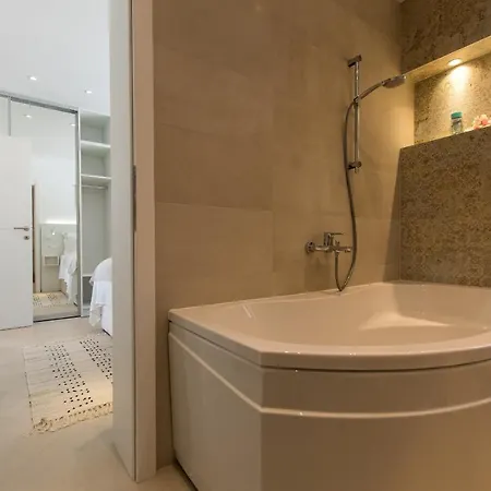 Smaragd - Perle - Luxury With Shared Pool Apartment Makarska