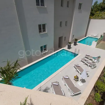 Apartment Smaragd - Perle - Luxury With Shared Pool Makarska