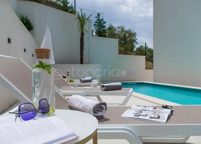 Smaragd - Perle - Luxury With Shared Pool Makarska