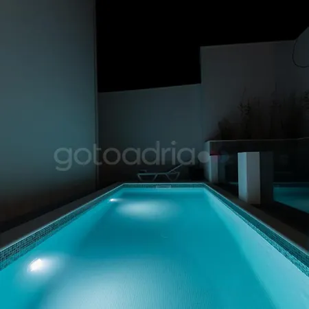 Apartment Smaragd - Perle - Luxury With Shared Pool Makarska